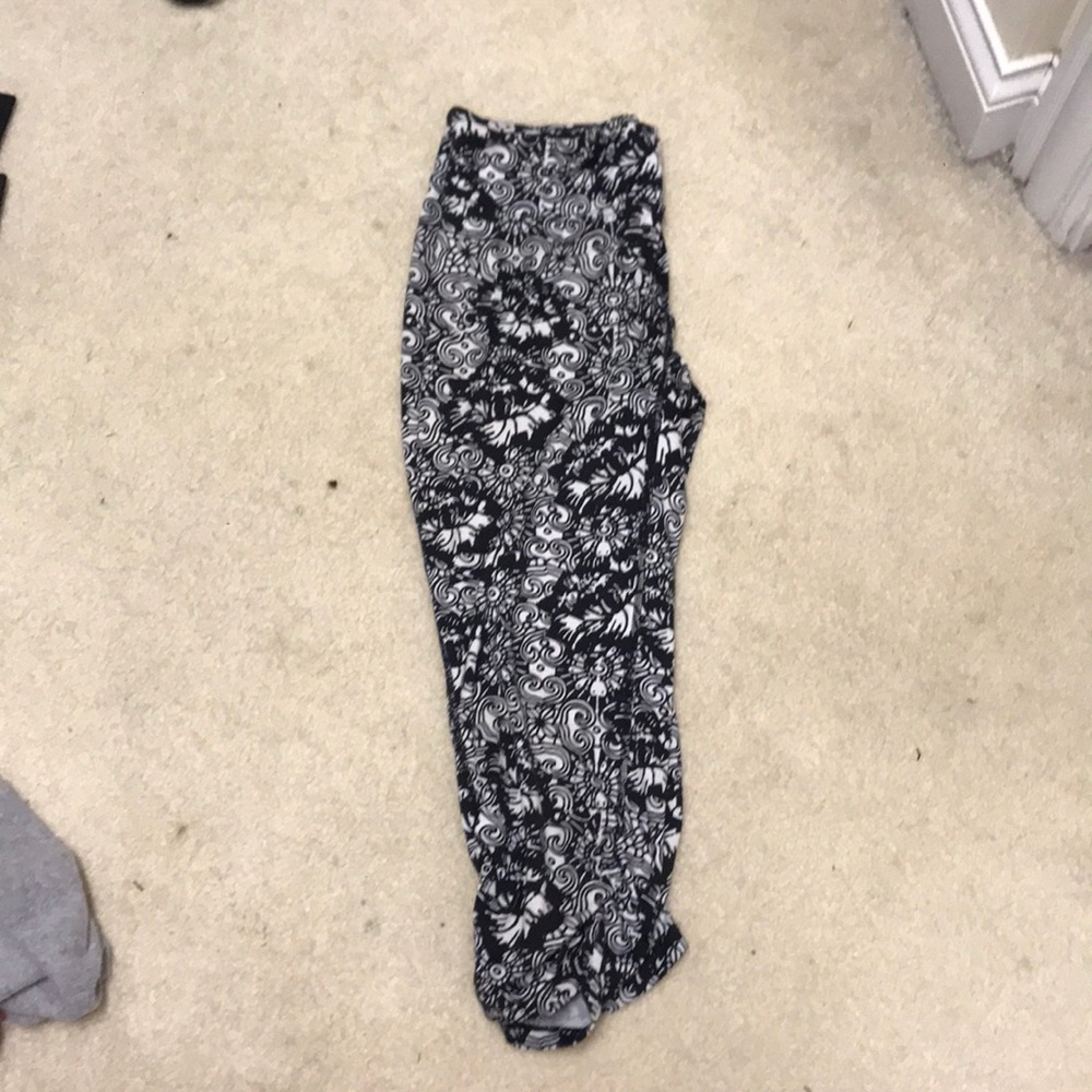 Adorable cropped black and white workout leggings